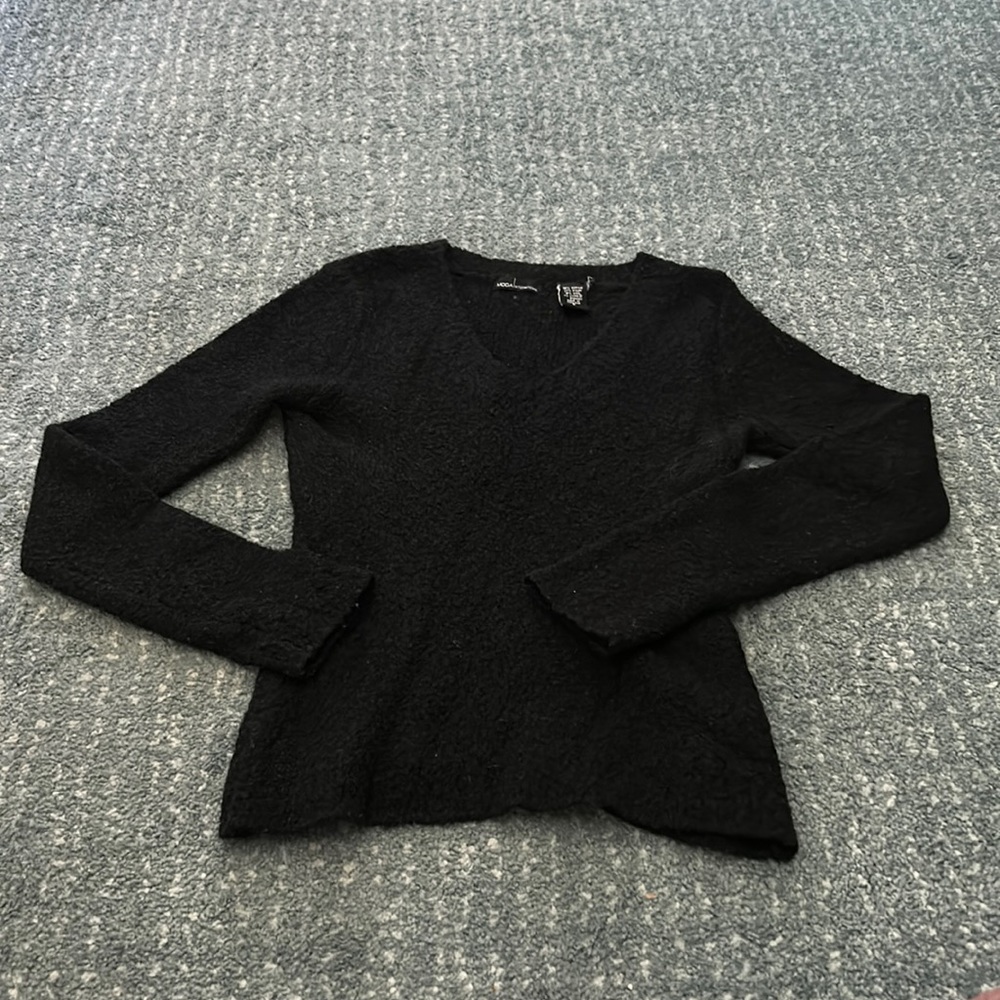 Black V-Neck Blounce sweater